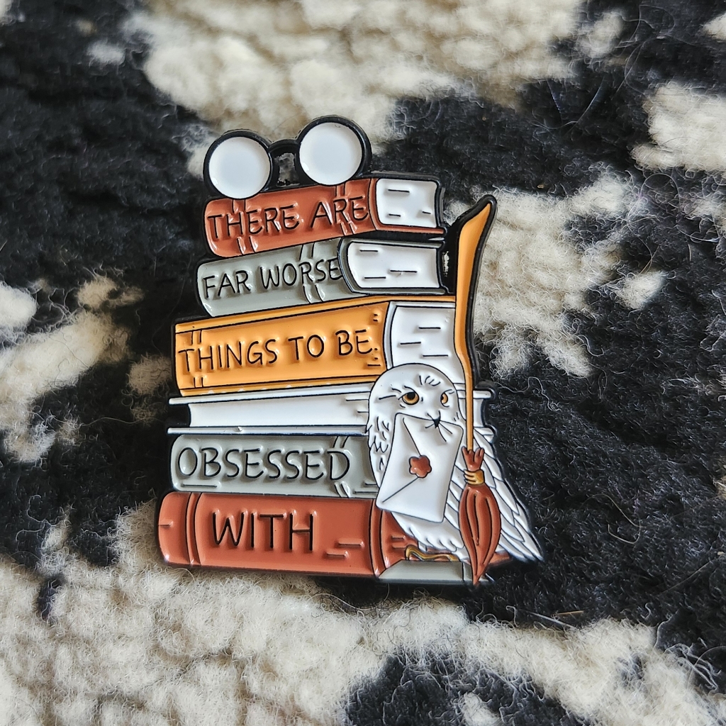 Harry Potter Hogwarts Stacked Books Enamel Pin With Owl 12$